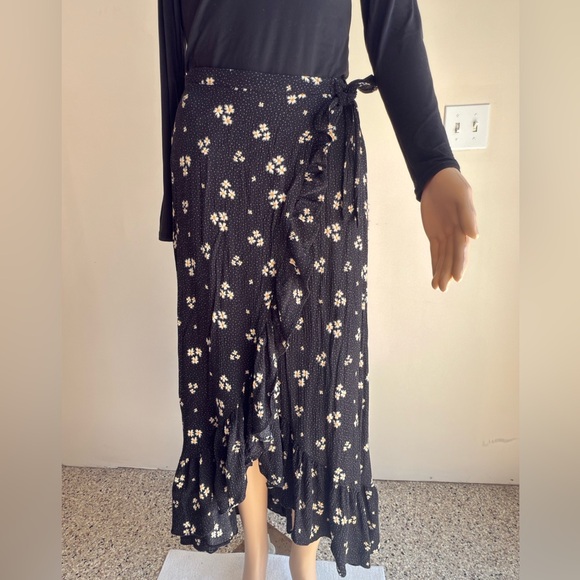 American Eagle Outfitters Black Floral Faux Wrap Skirt - Picture 1 of 10